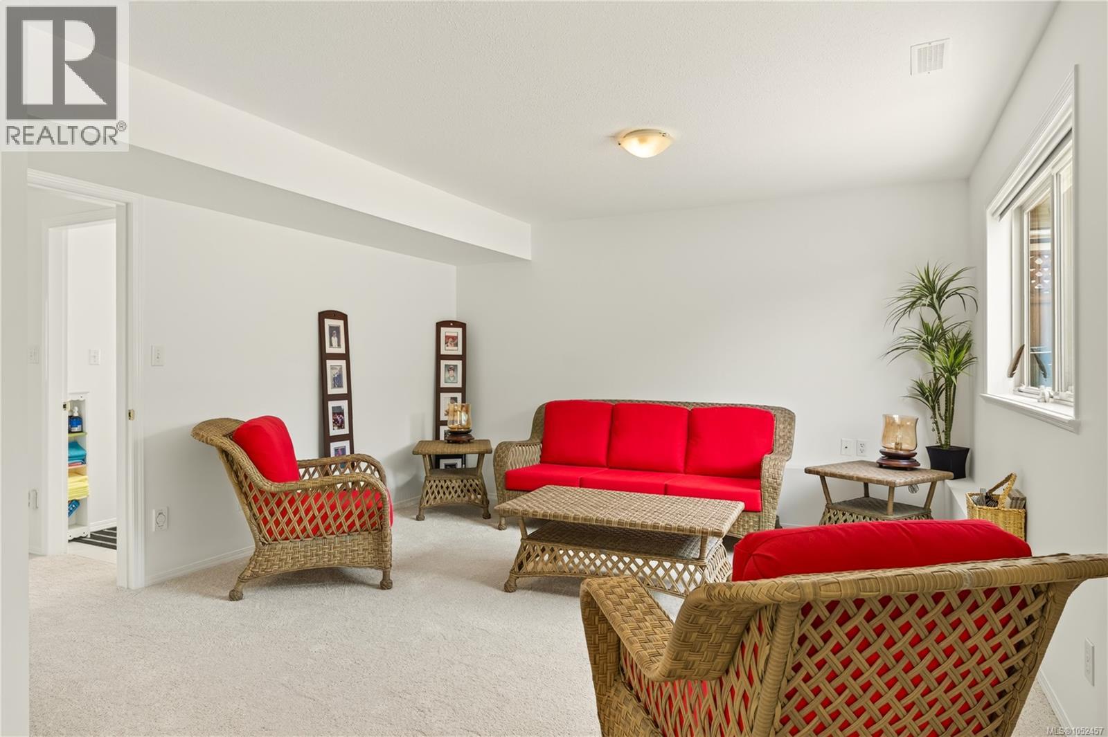5425 Leslie Cres Property Photo 41