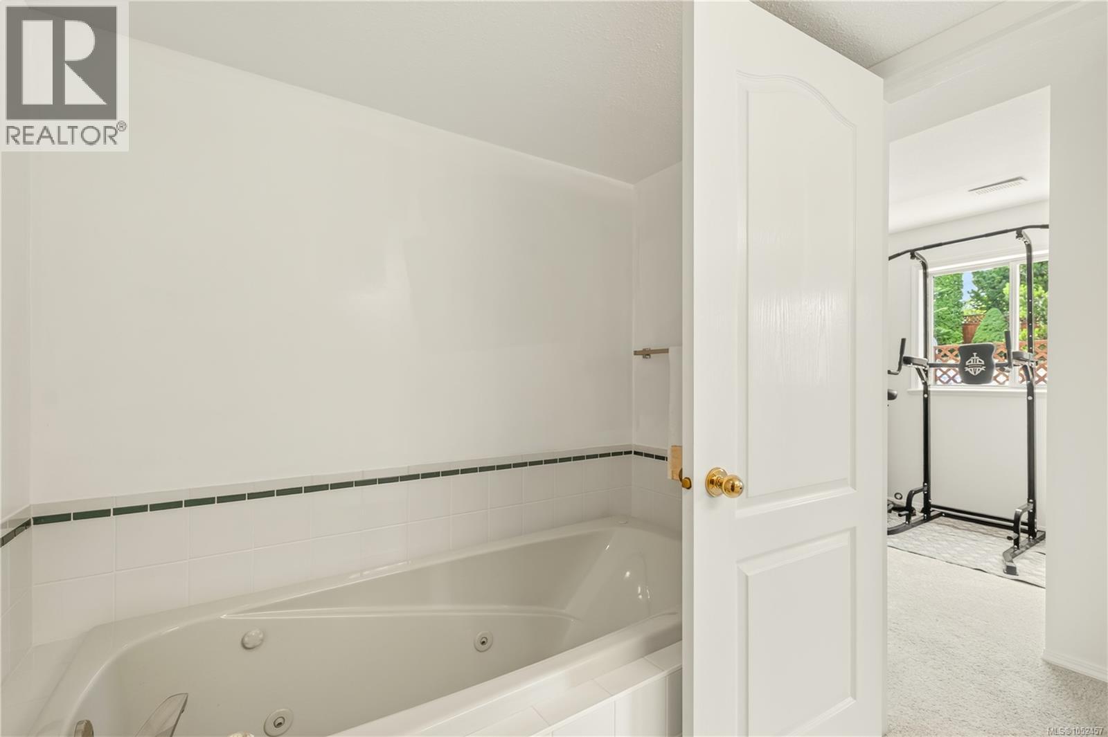5425 Leslie Cres Property Photo 46