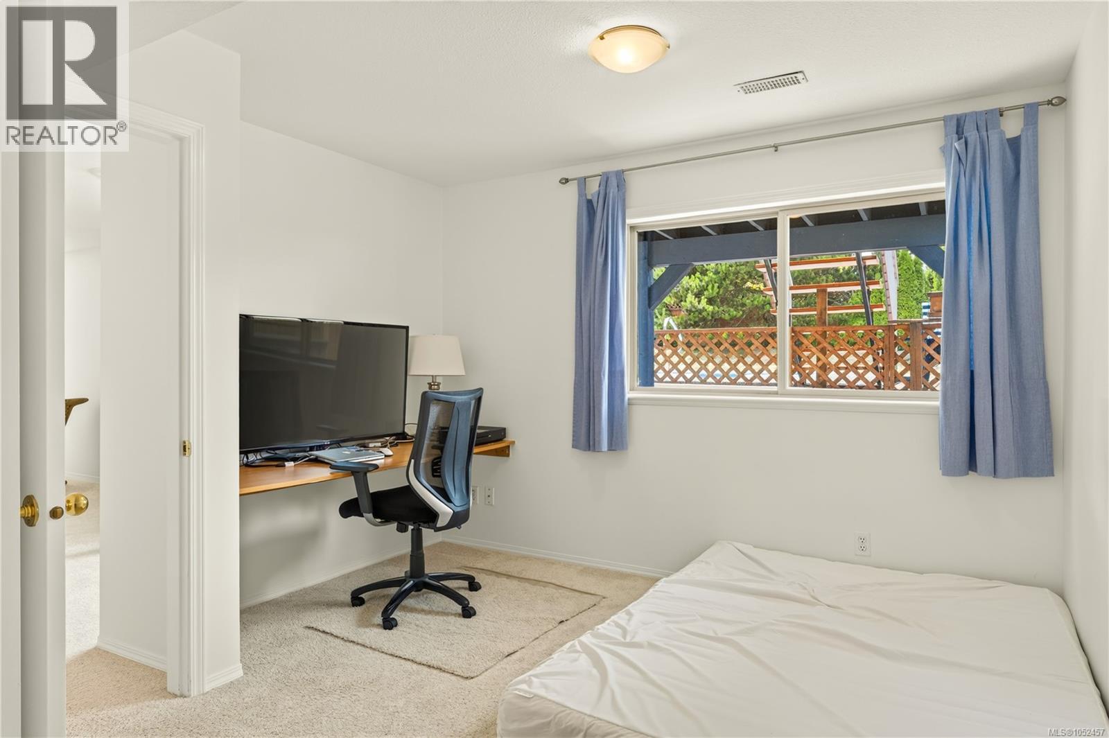 5425 Leslie Cres Property Photo 47