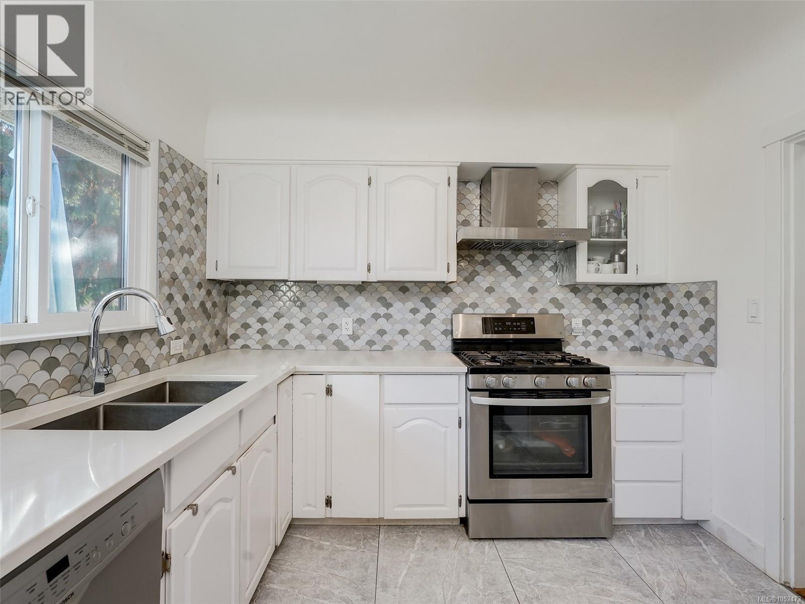 3595 Richmond Rd Property Photo 6