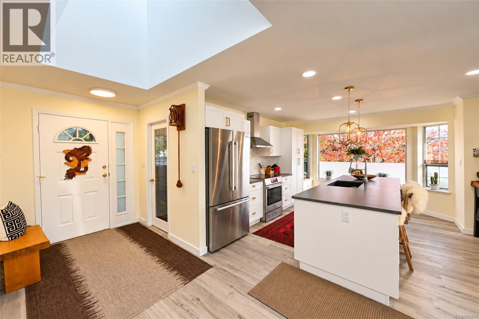 3601 Arbutus Dr N Property Photo 3