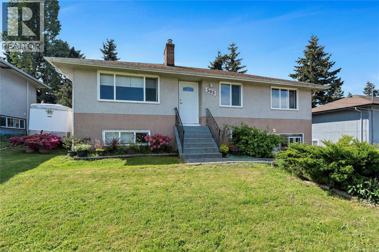 565 Baker St Property Photo 1