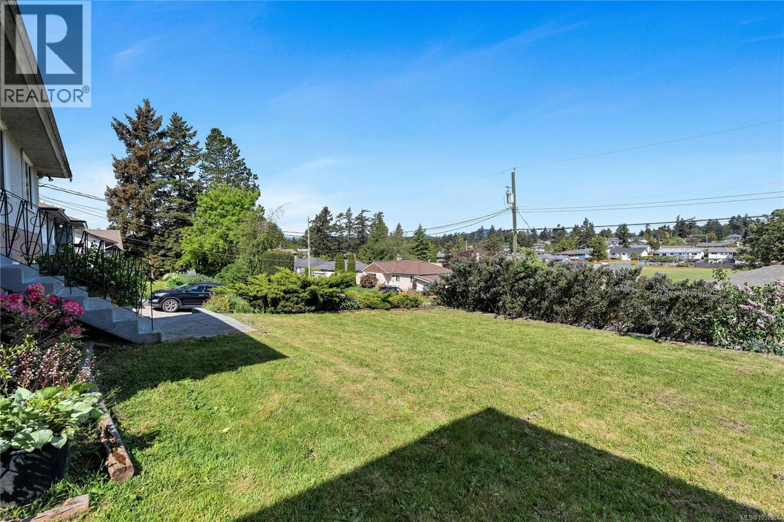 565 Baker St Property Photo 3
