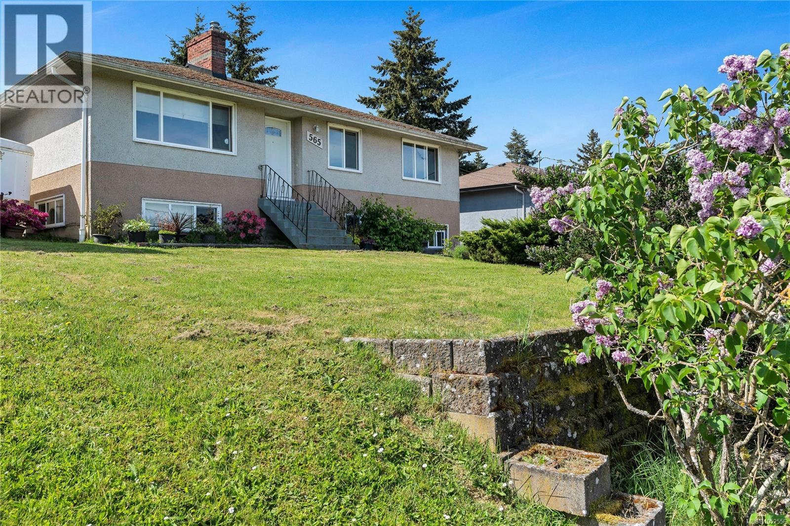 565 Baker St Property Photo 4