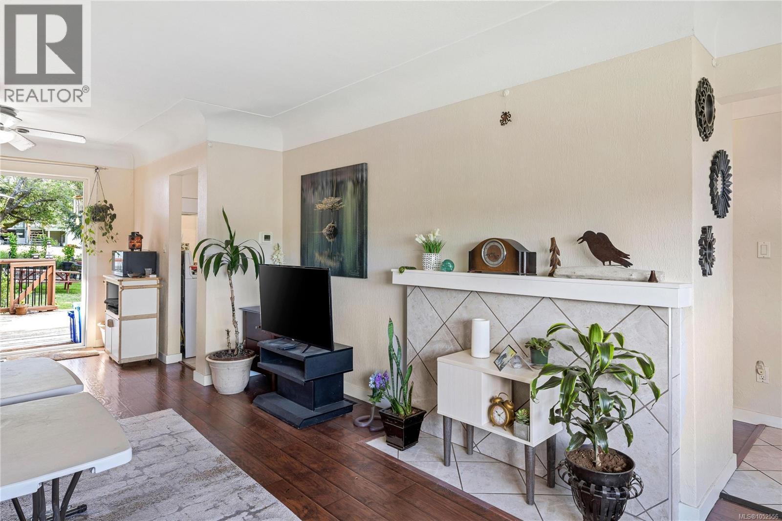 565 Baker St Property Photo 7