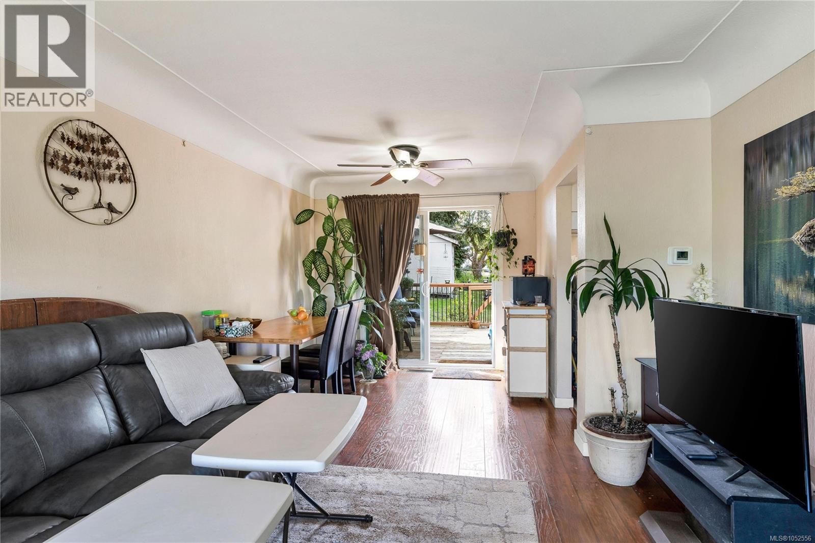 565 Baker St Property Photo 10