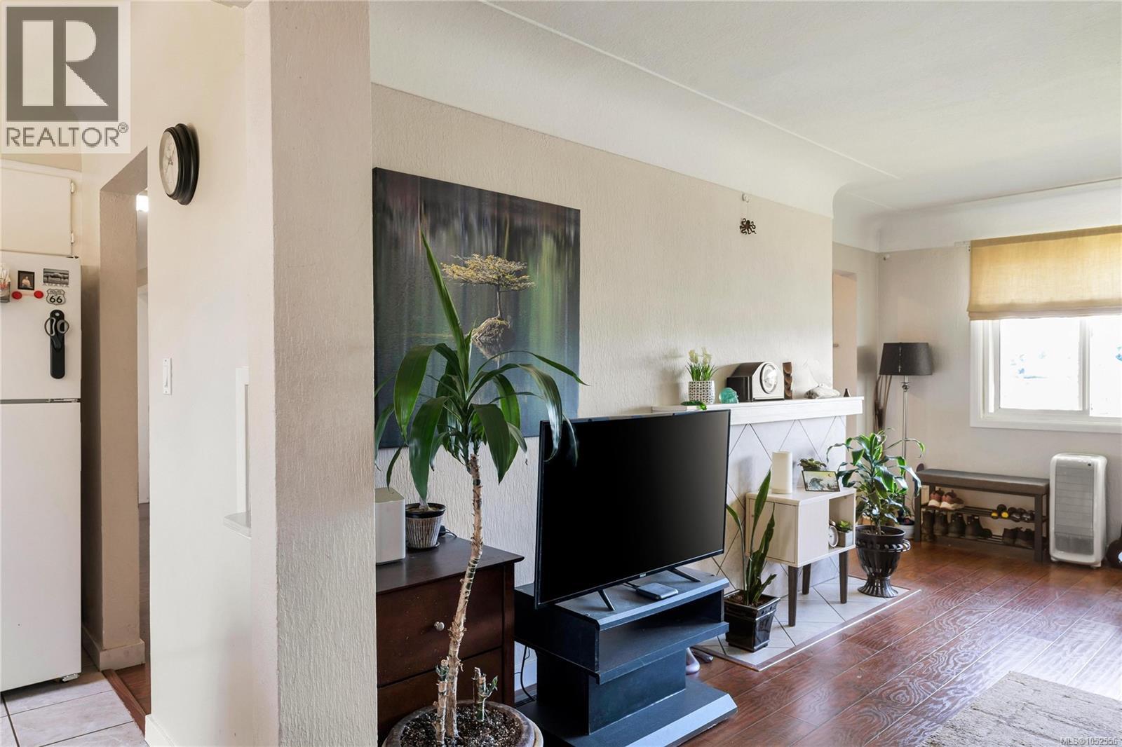 565 Baker St Property Photo 11