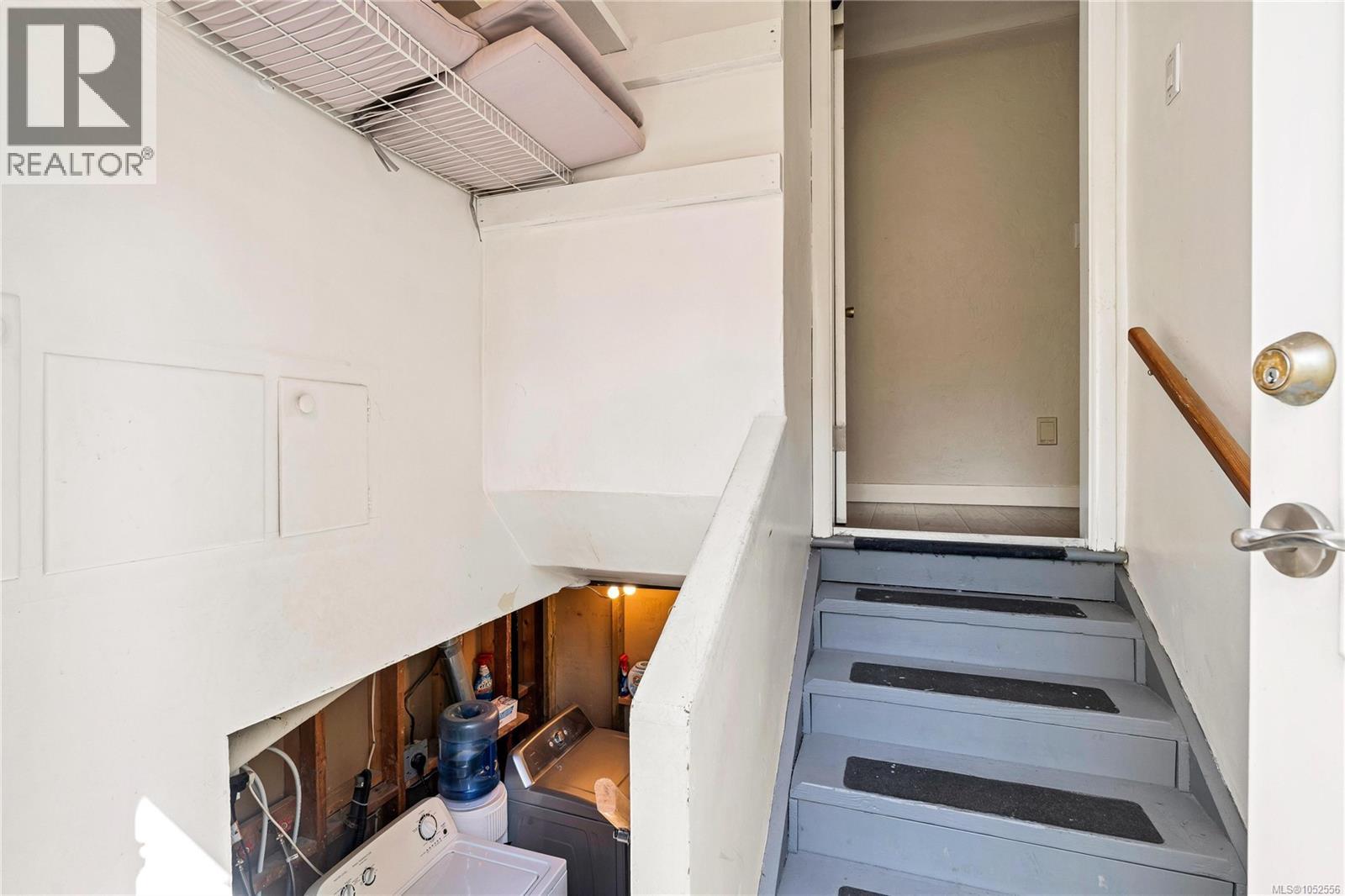 565 Baker St Property Photo 12