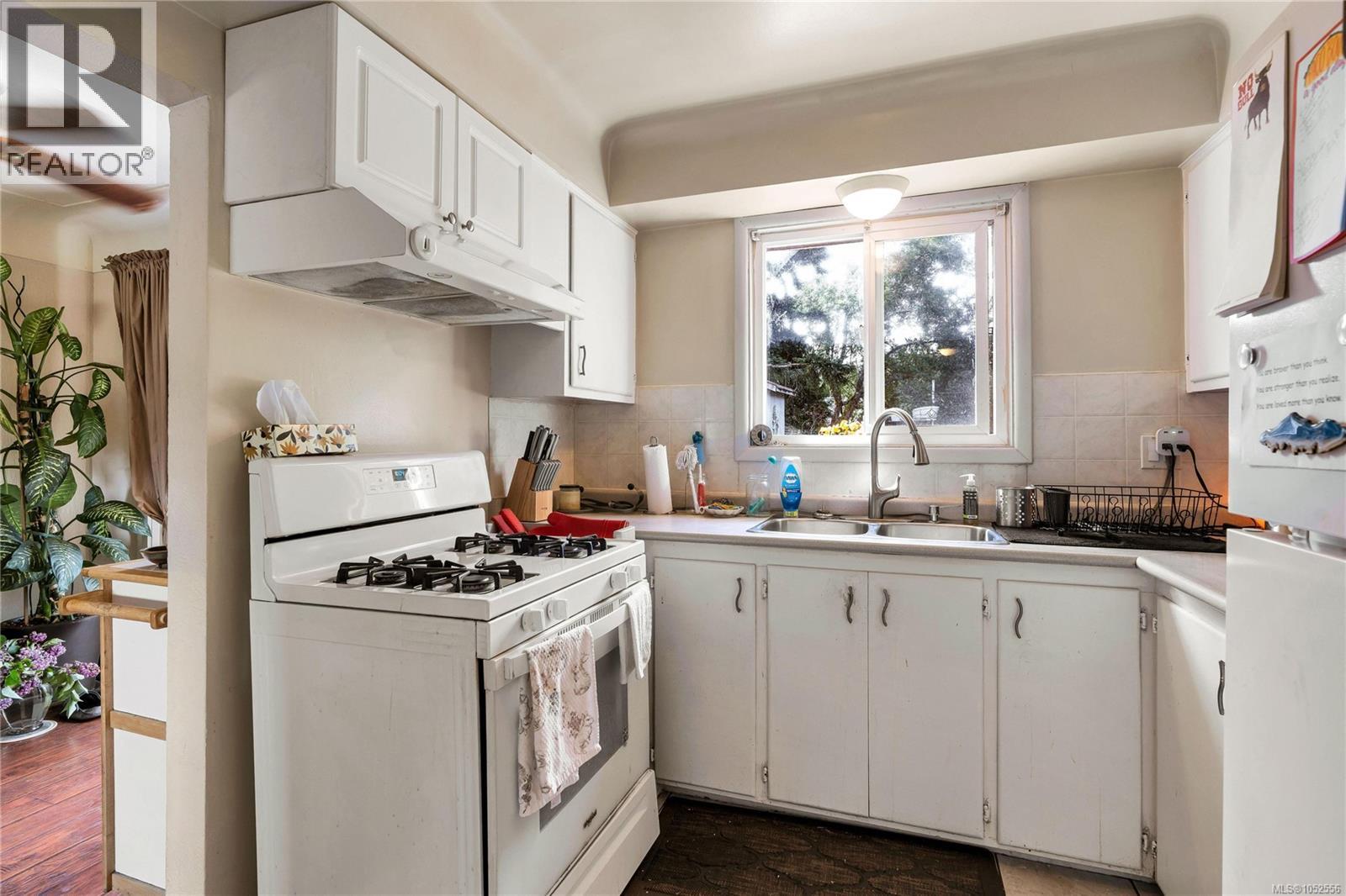 565 Baker St Property Photo 13
