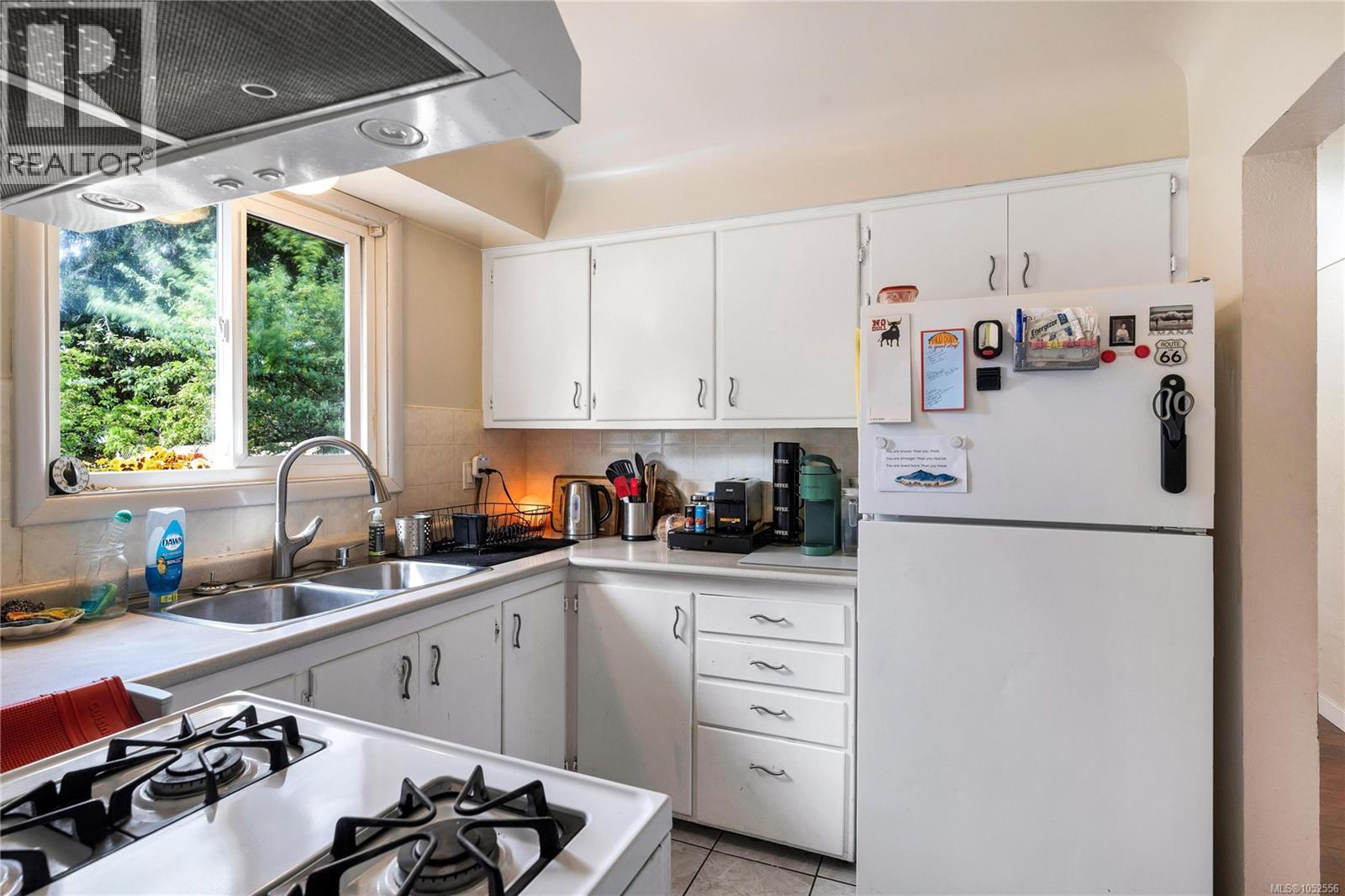 565 Baker St Property Photo 14