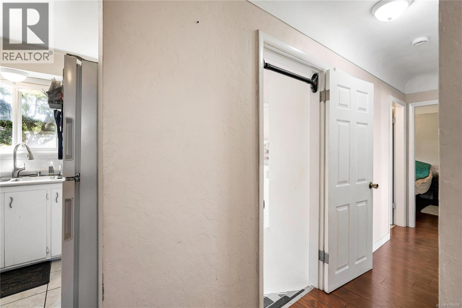565 Baker St Property Photo 15