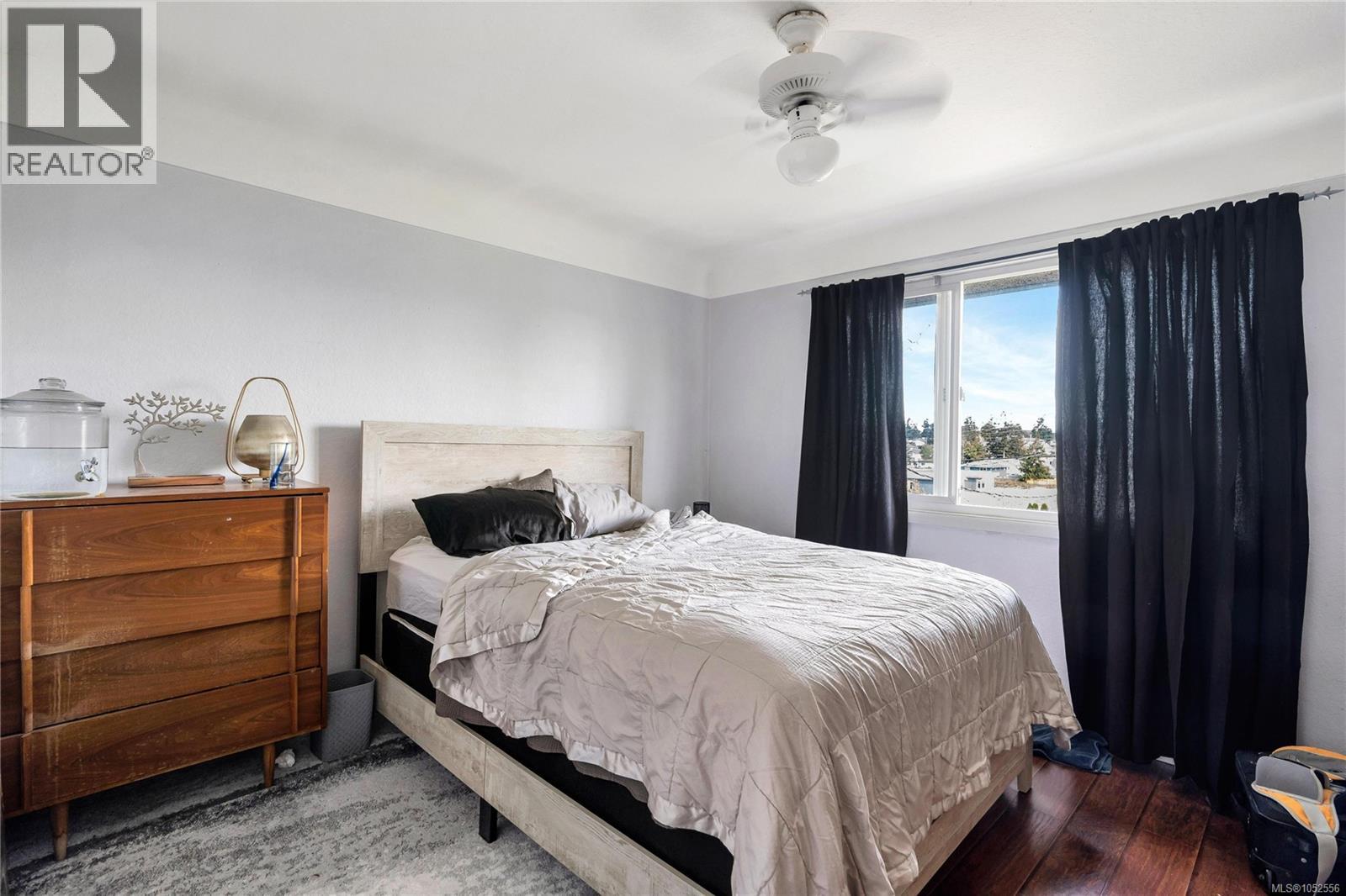 565 Baker St Property Photo 16