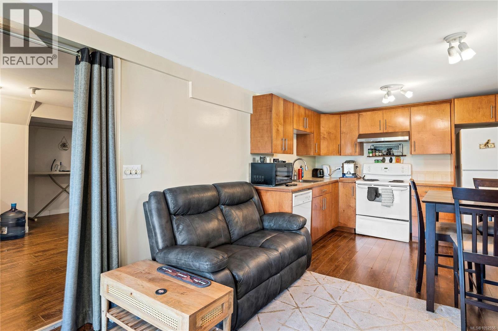 565 Baker St Property Photo 25