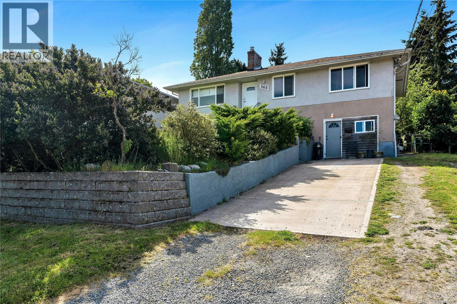 565 Baker St Property Photo 32