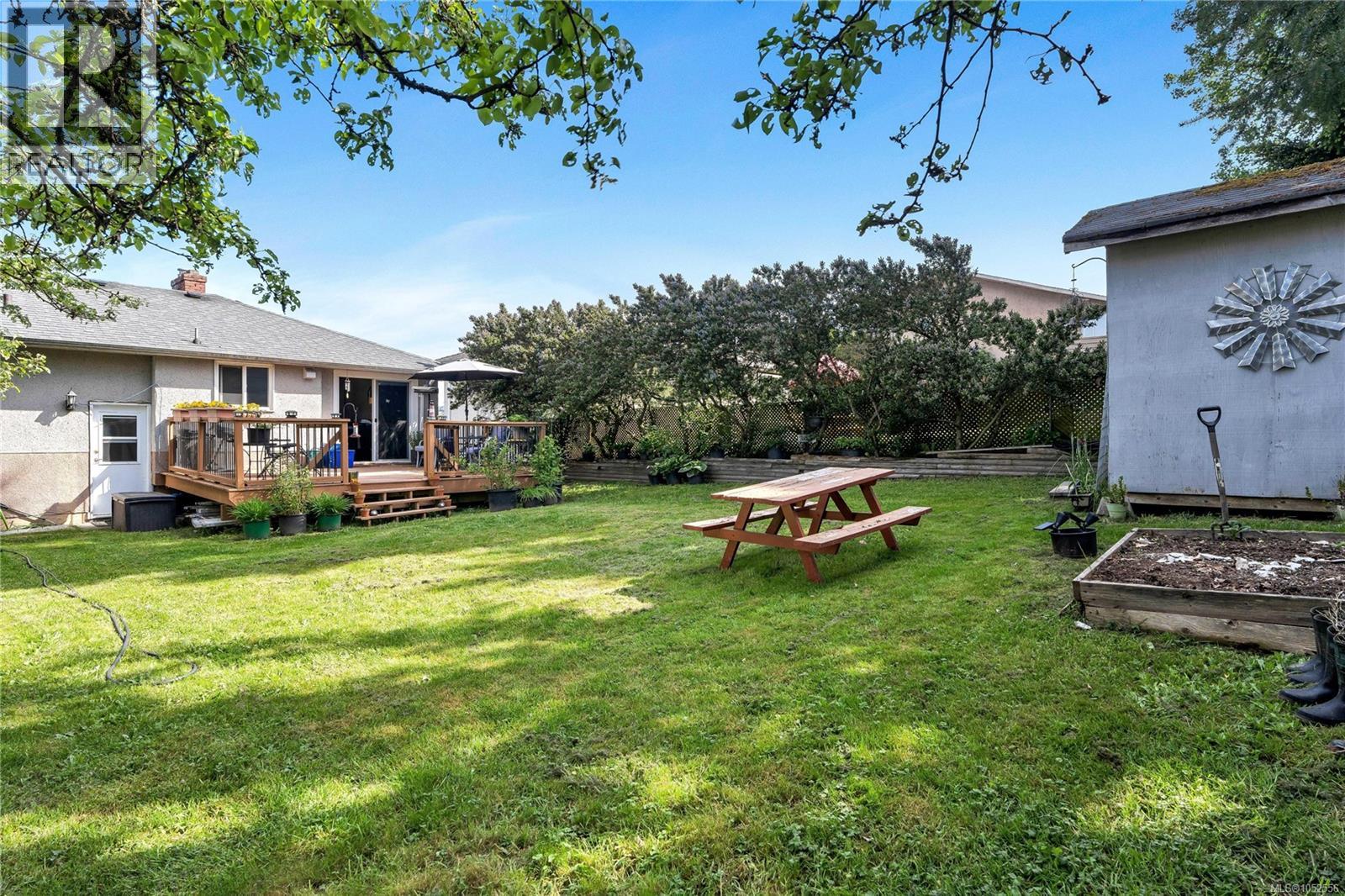 565 Baker St Property Photo 39
