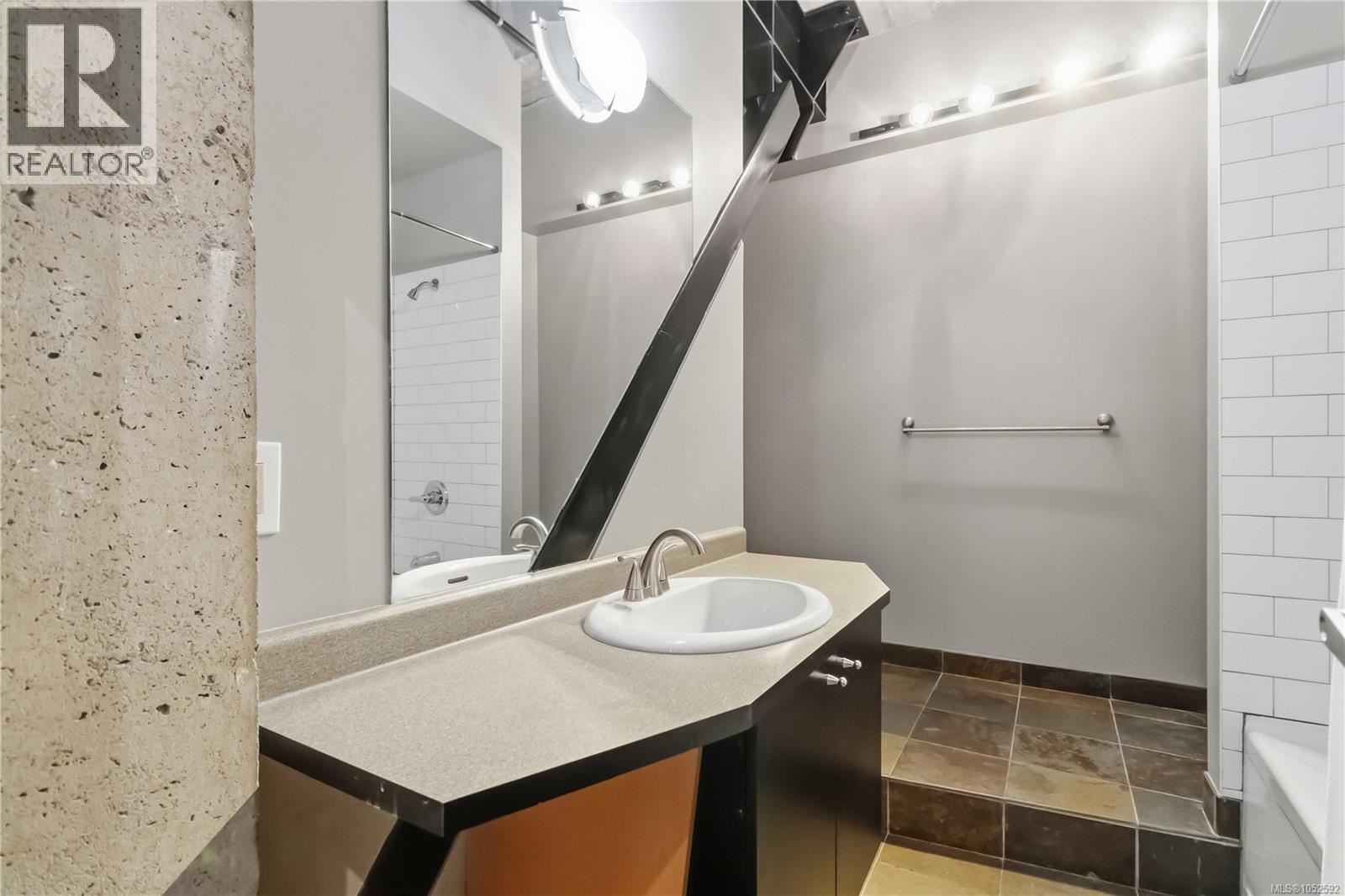 406 1061 Fort St Property Photo 11