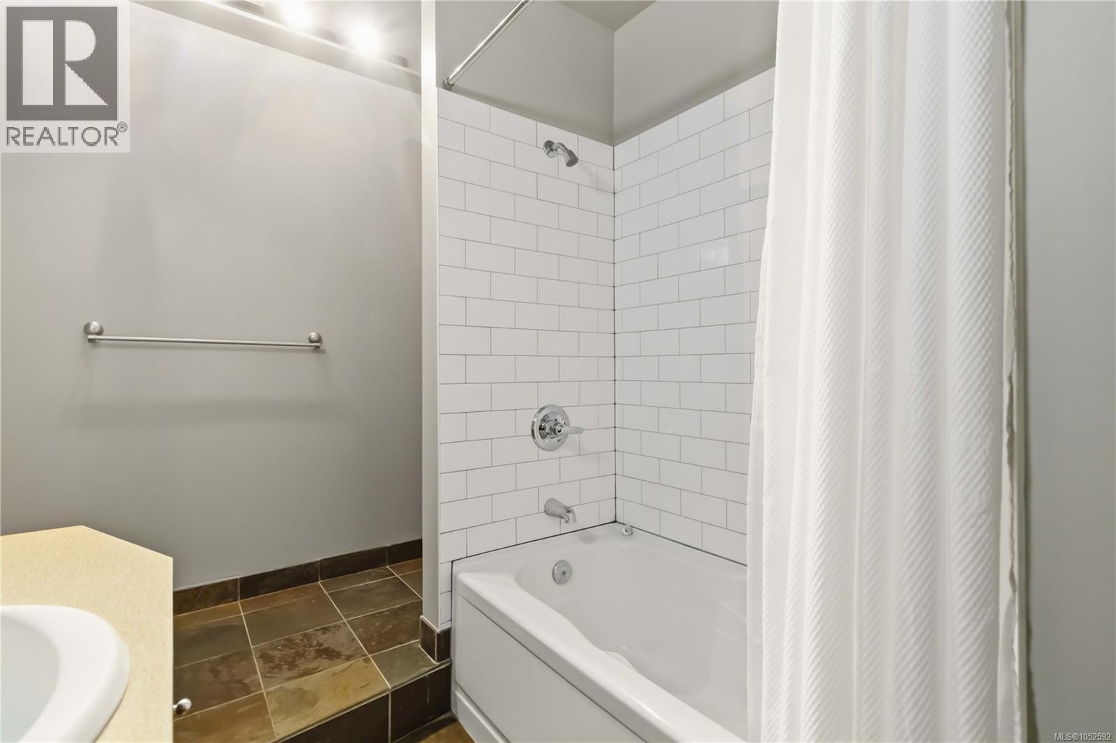 406 1061 Fort St Property Photo 13