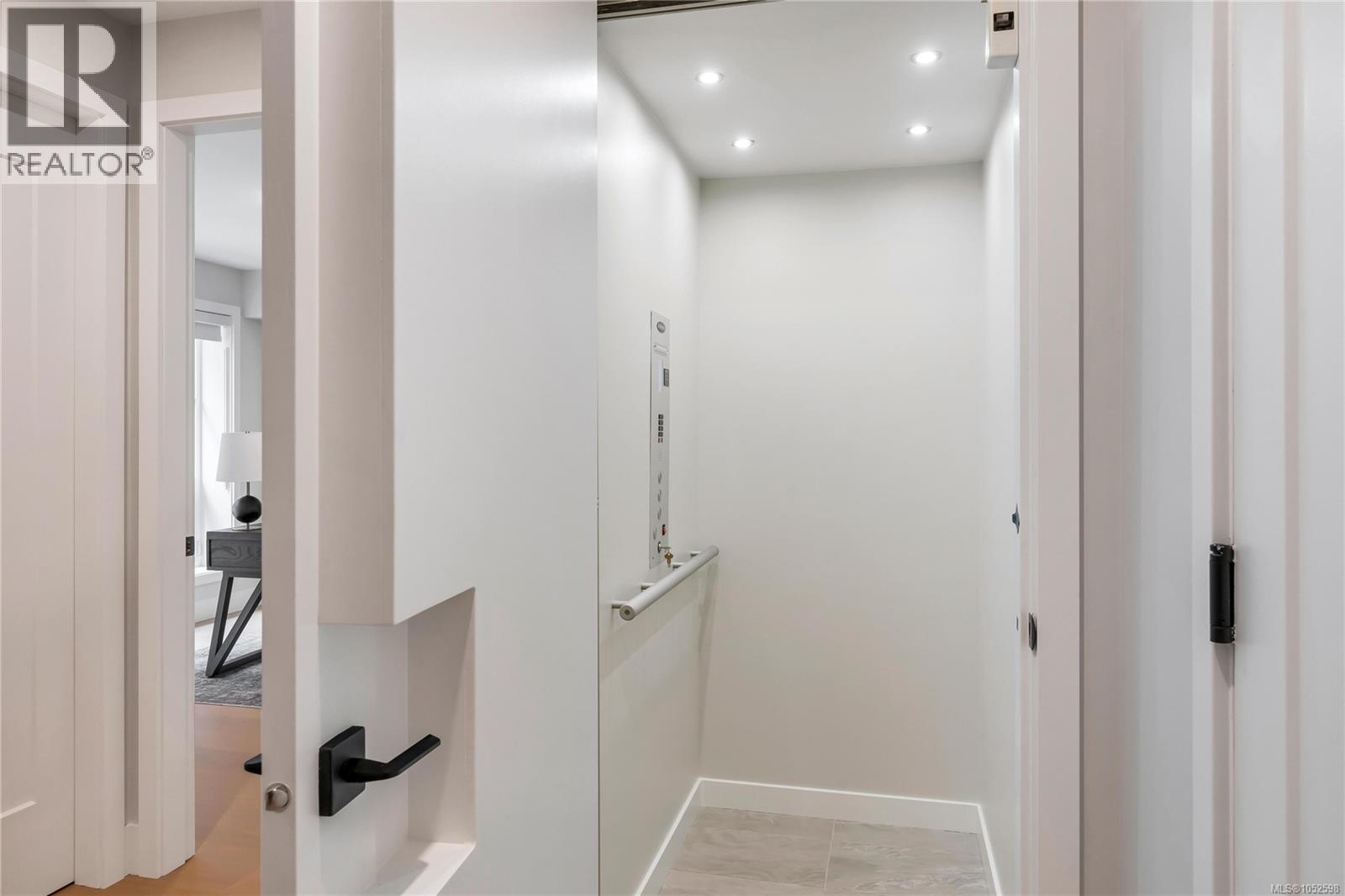 2 2590 Penrhyn St Property Photo 7