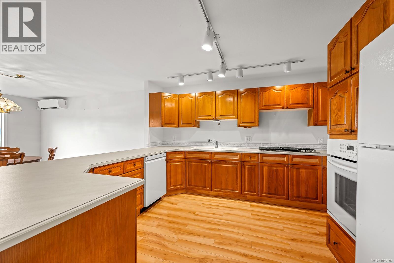 104 2970 Cliffe Ave Property Photo 13