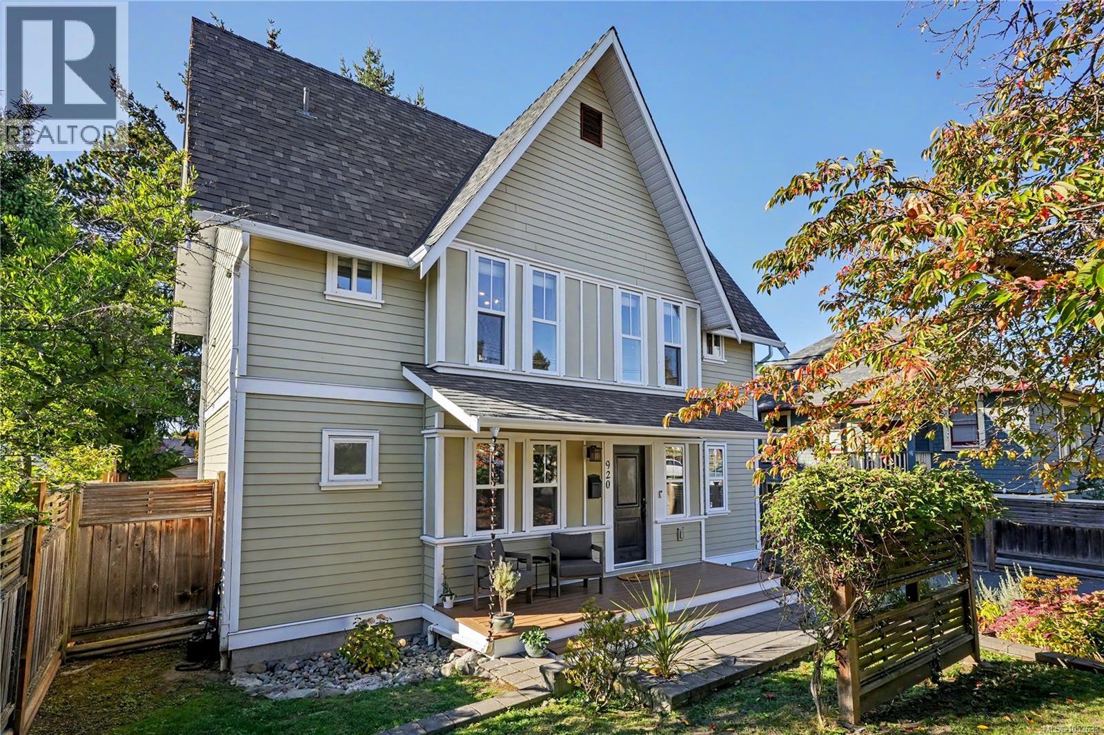 920 Mary St Property Photo 3