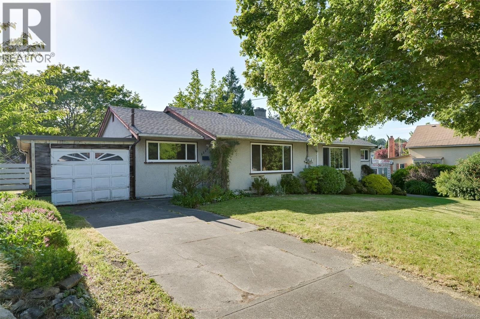 2550/2552 Belmont Ave Property Photo 1
