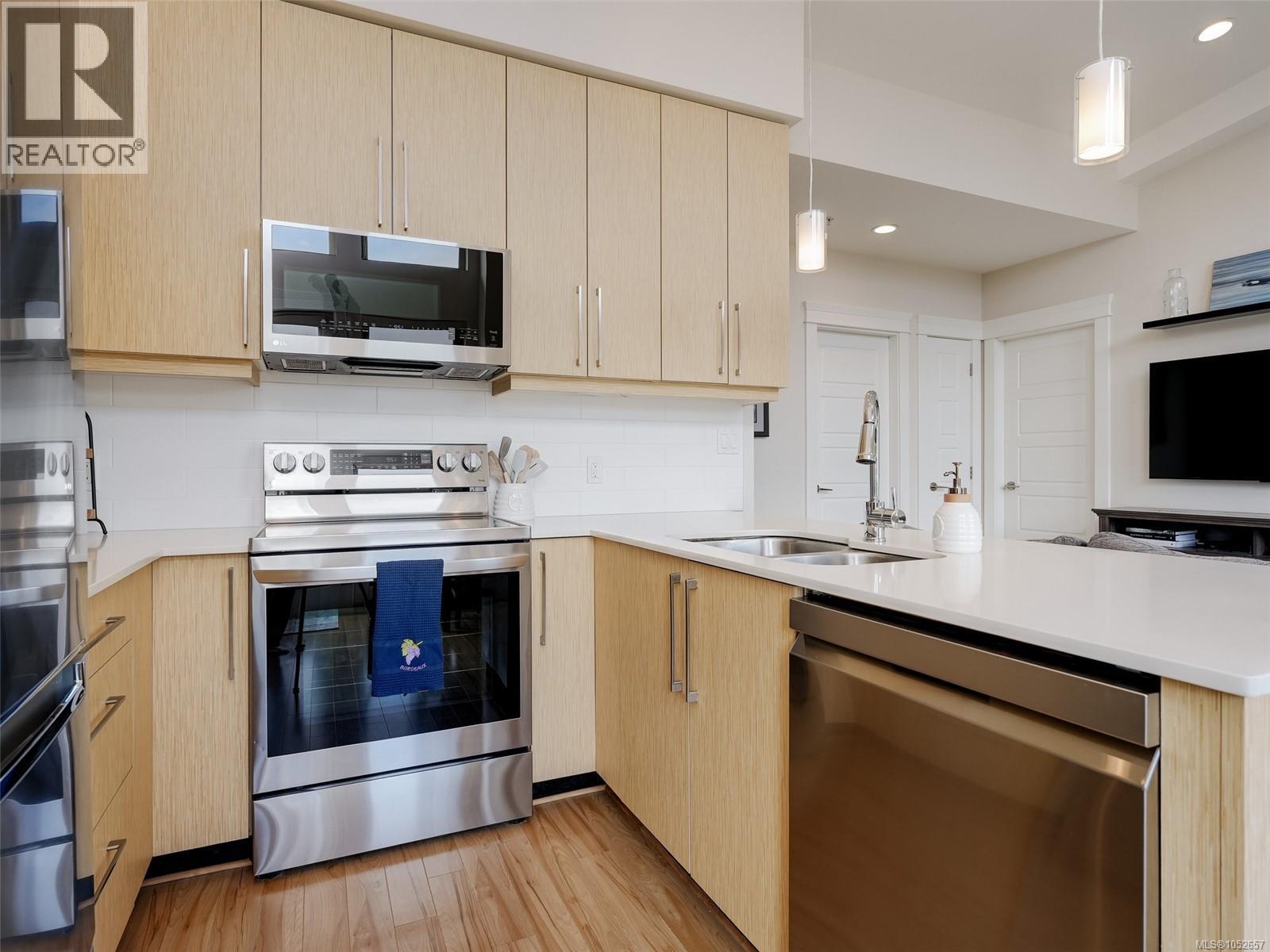 401 7161 West Saanich Rd Property Photo 6