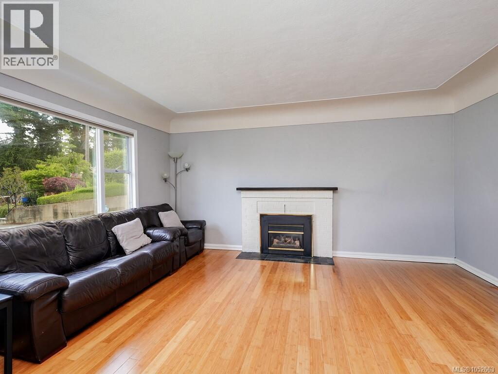 915 Inskip St Property Photo 2