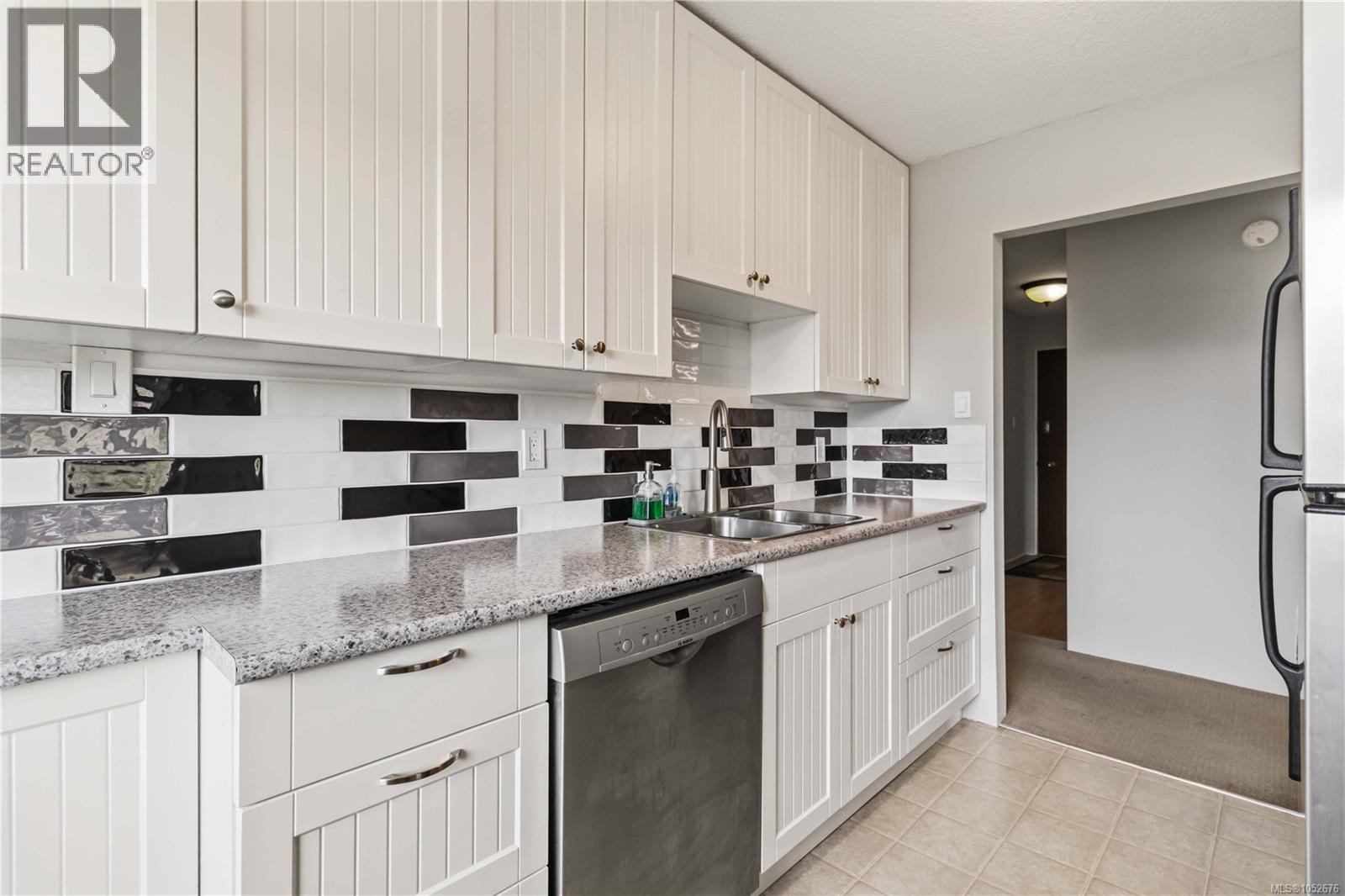 401 1571 Mortimer St Property Photo 12