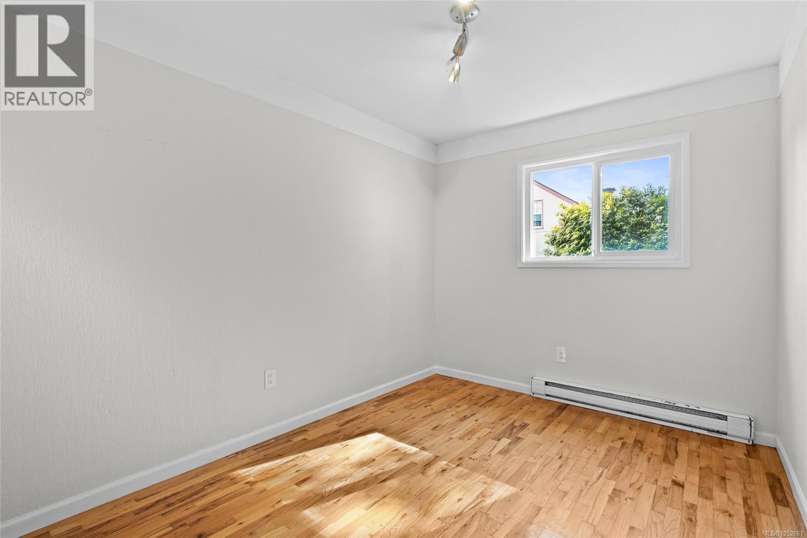 1575 Burton Ave Property Photo 12