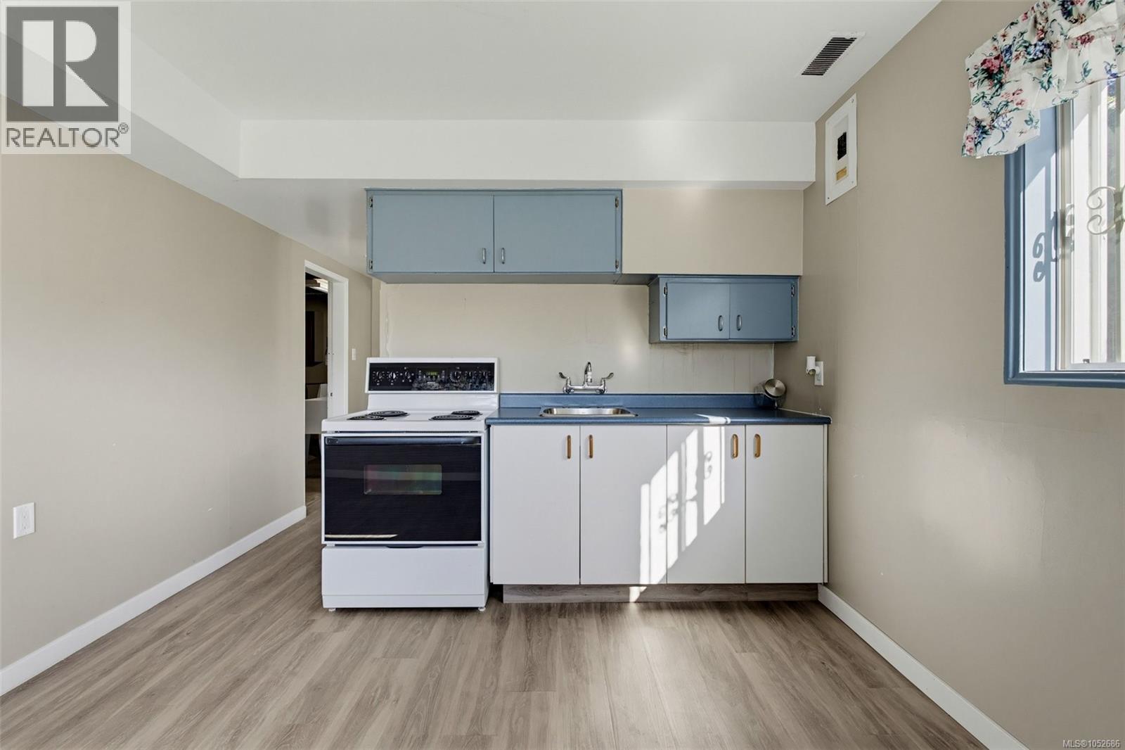 1790 Denman St Property Photo 27