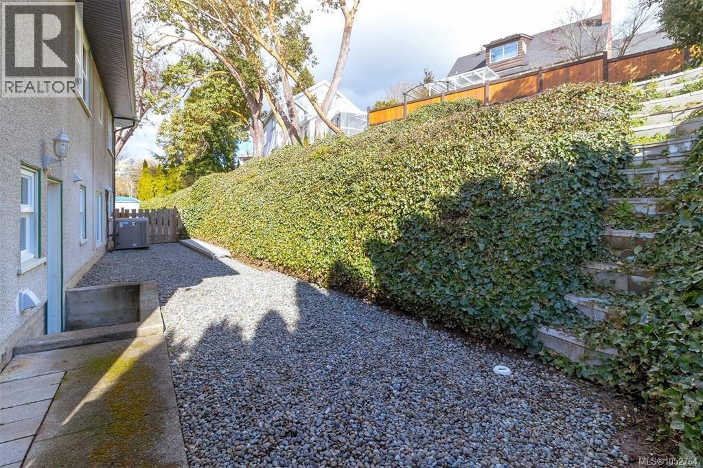 368 Gorge Rd W Property Photo 32