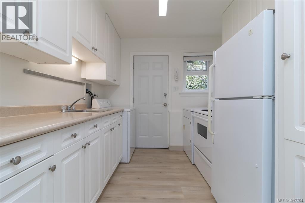 368 Gorge Rd W Property Photo 37