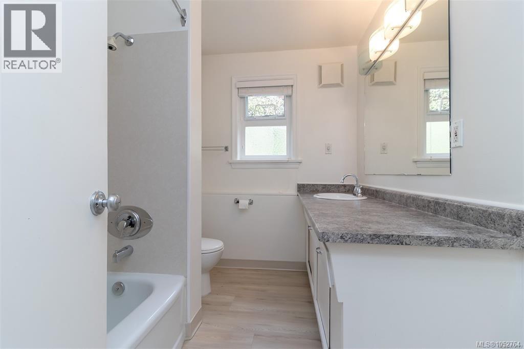 368 Gorge Rd W Property Photo 42