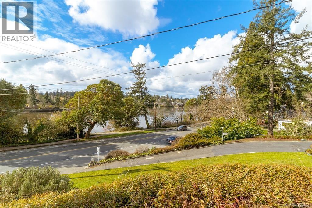 368 Gorge Rd W Property Photo 49