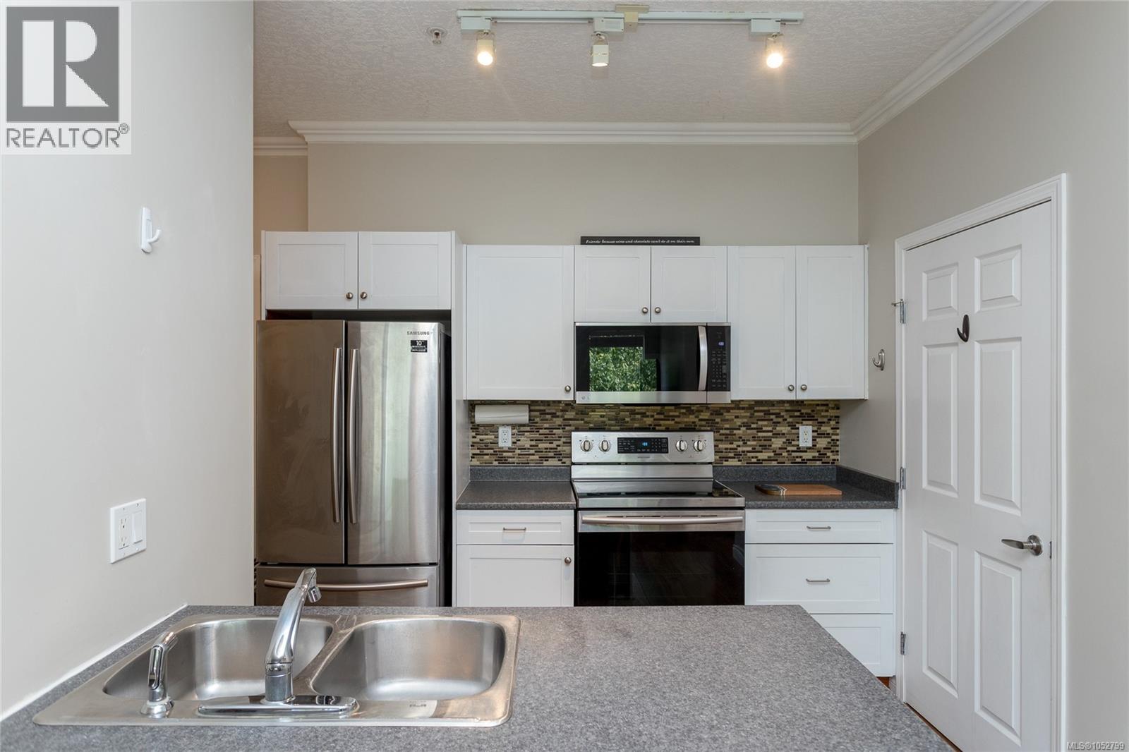 300 383 Wale Rd Property Photo 10