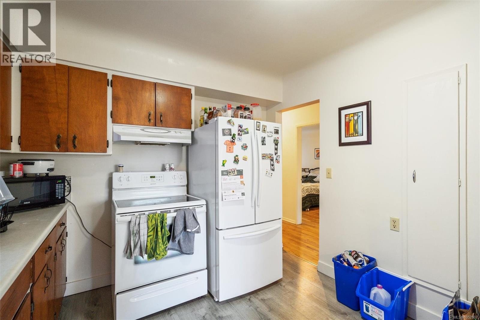 546-548 Linden Ave Property Photo 8