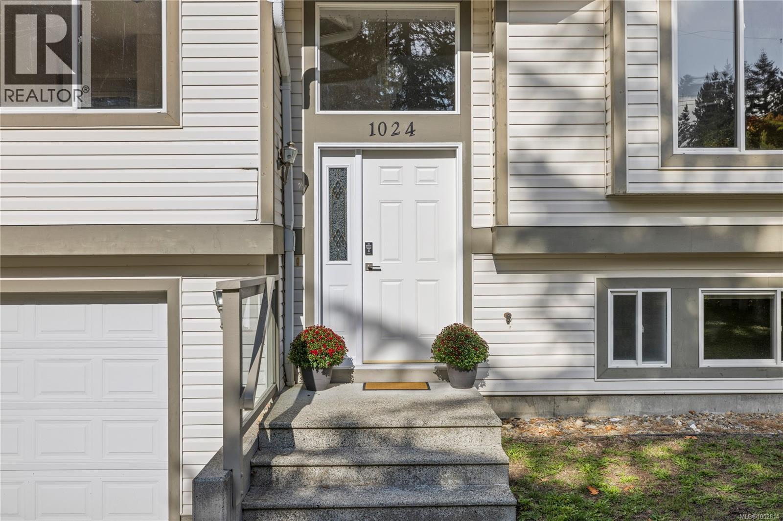 1024 Centre Cres Property Photo 2