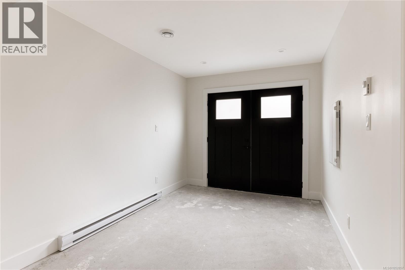 1 913 Dale St Property Photo 6