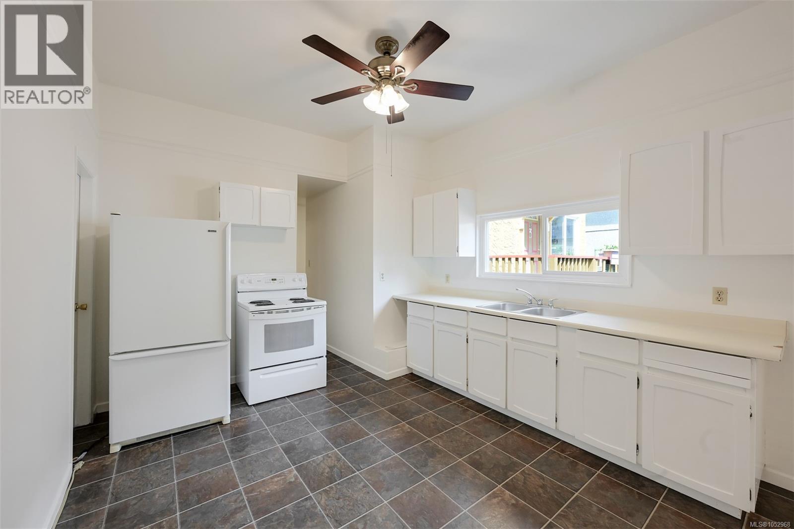 1620 Camosun St Property Photo 11