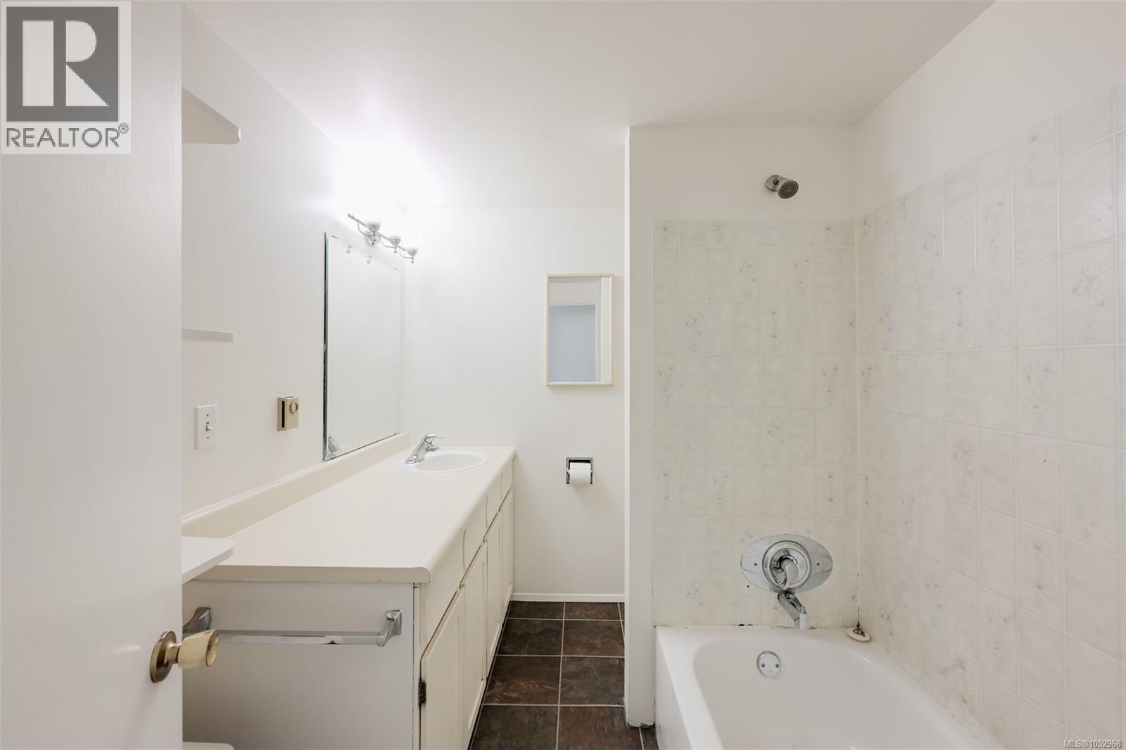 1620 Camosun St Property Photo 16