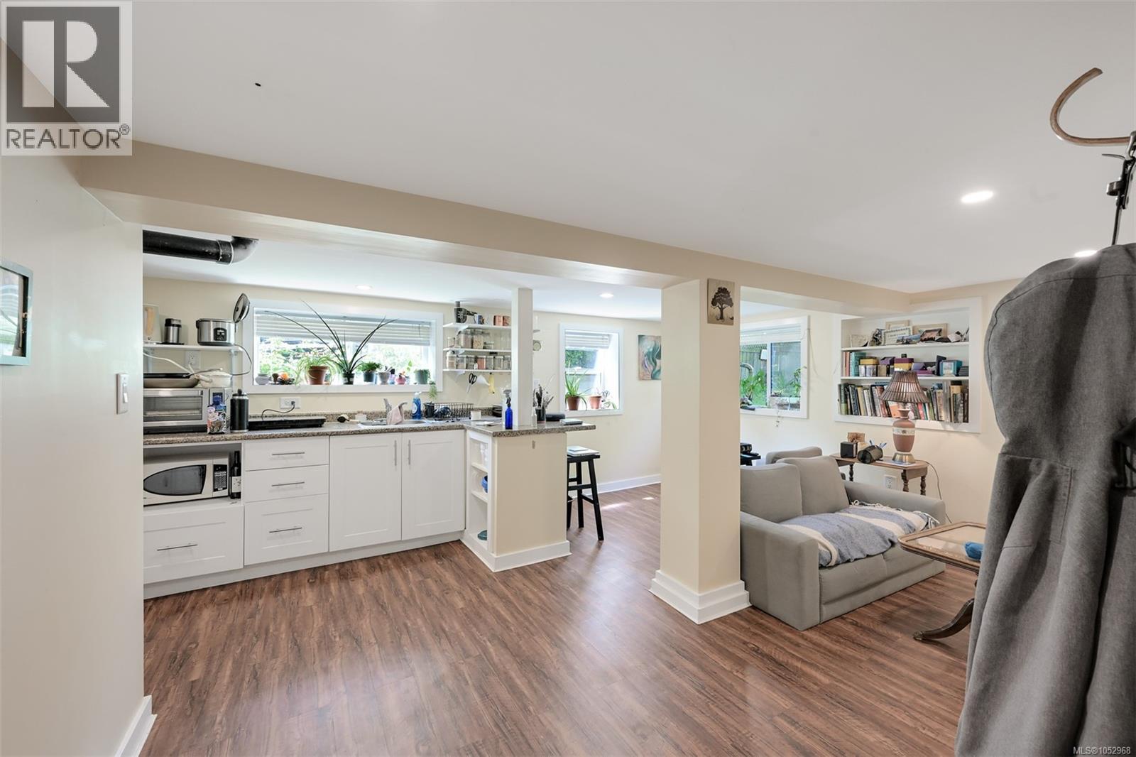 1620 Camosun St Property Photo 35