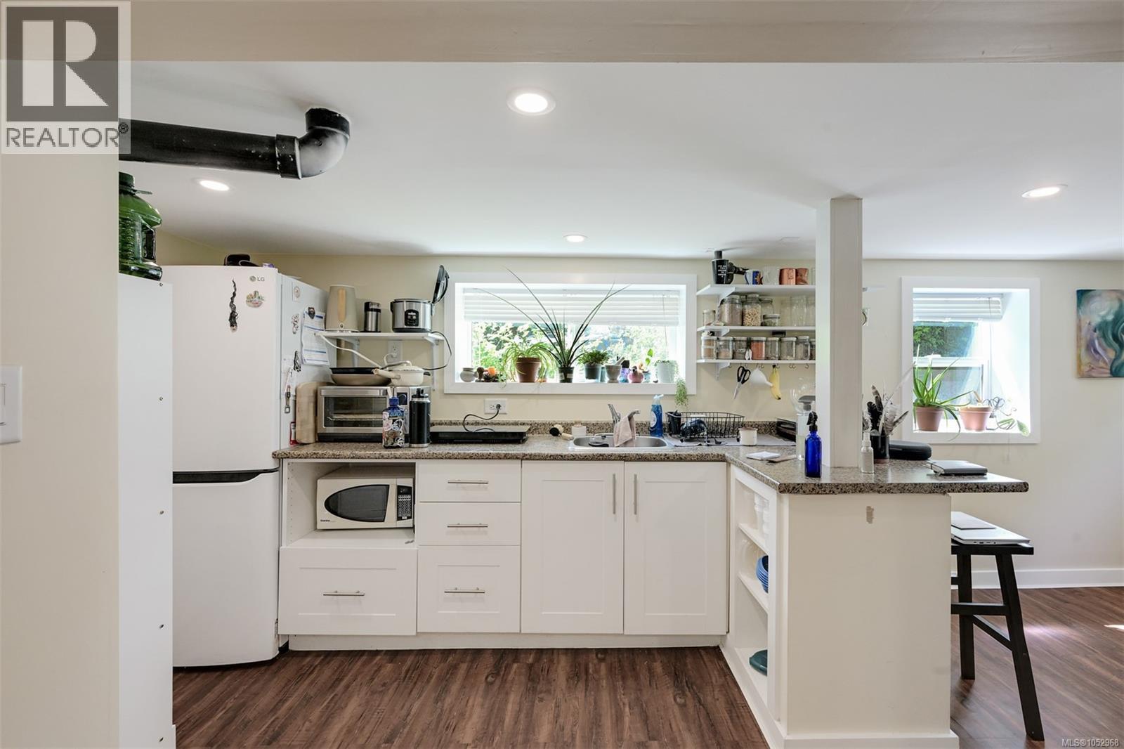 1620 Camosun St Property Photo 38
