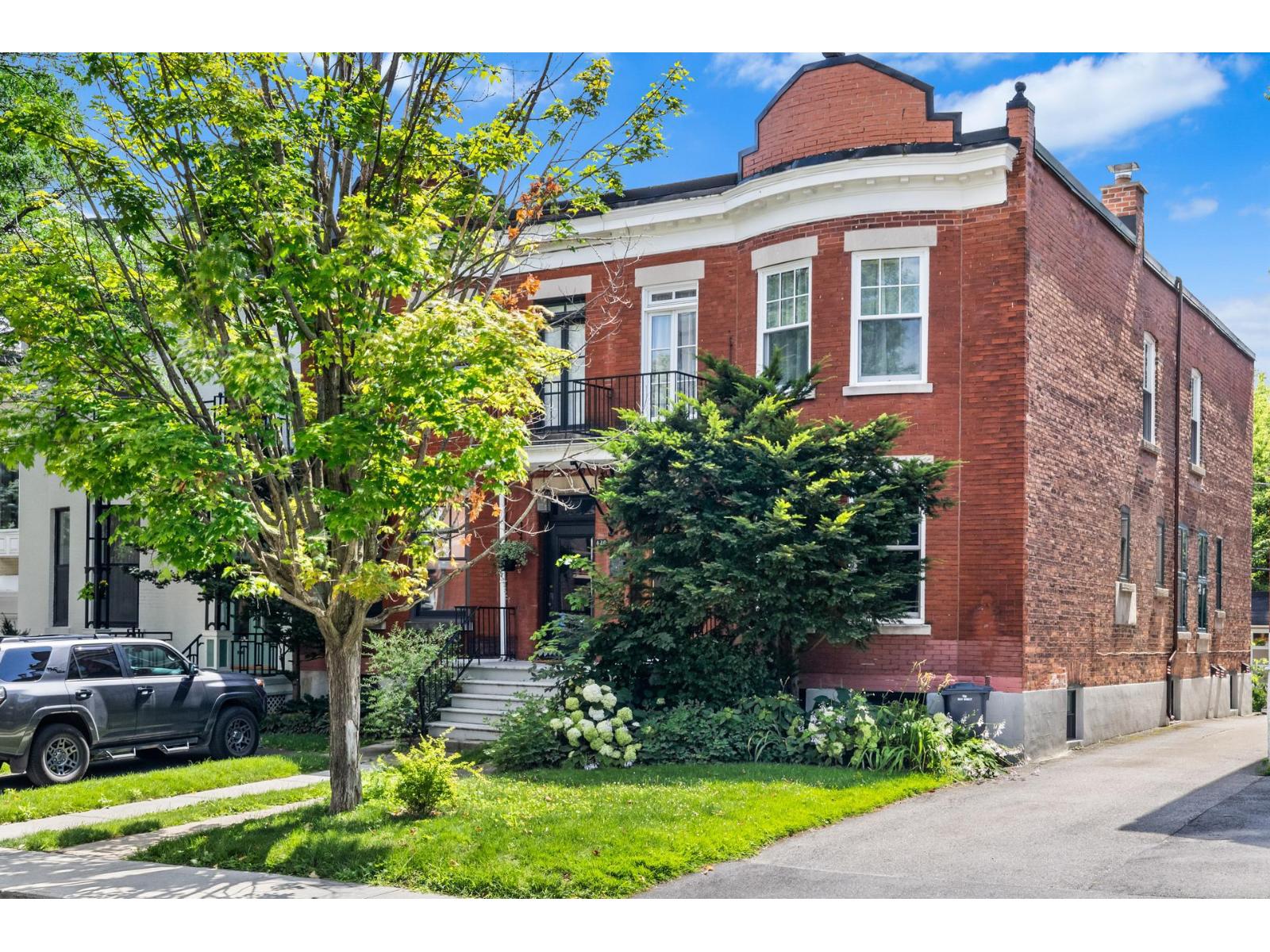 422 Av. Mount-stephen Property Photo 1