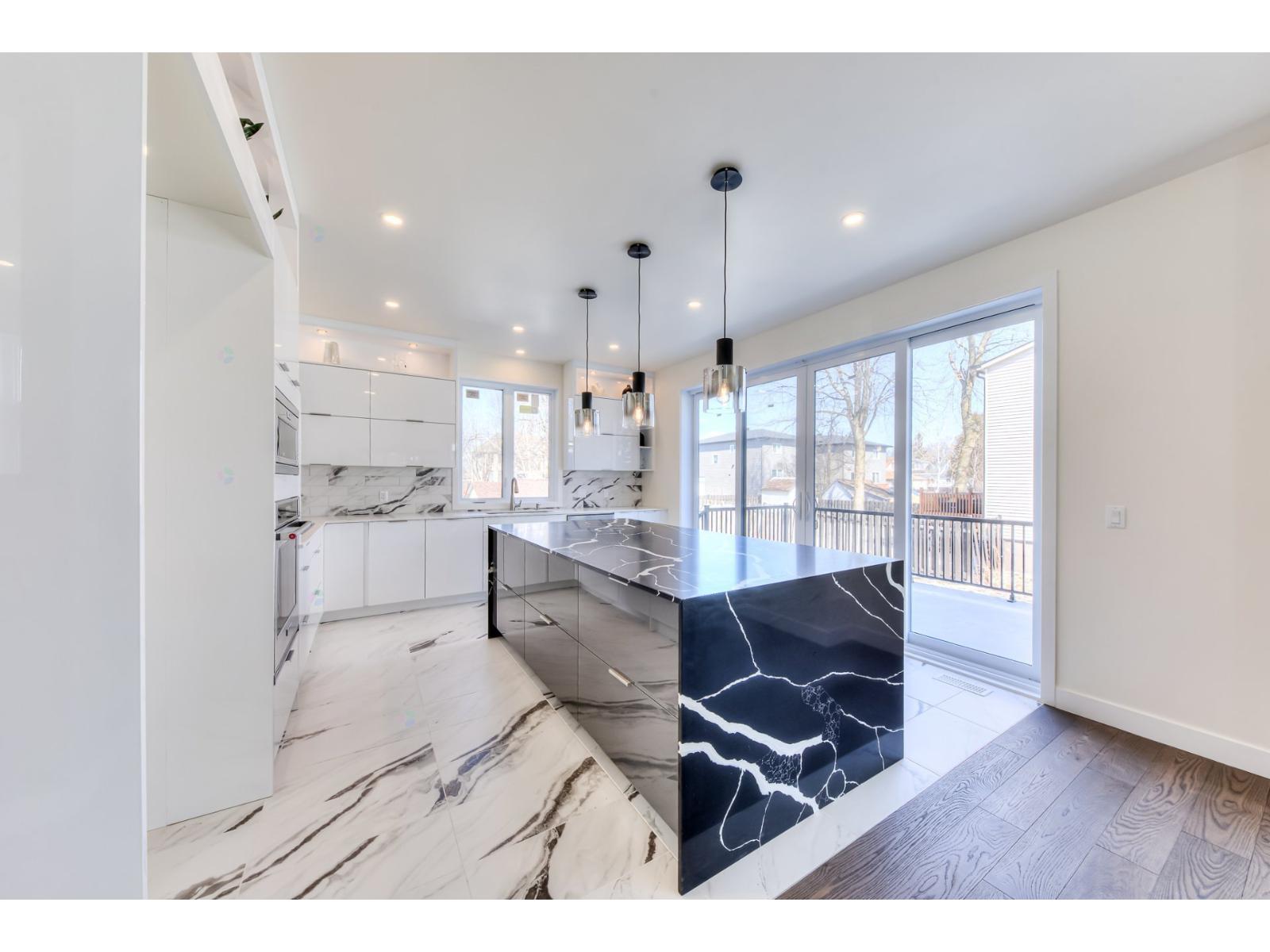 1585 45e Avenue Property Photo 1