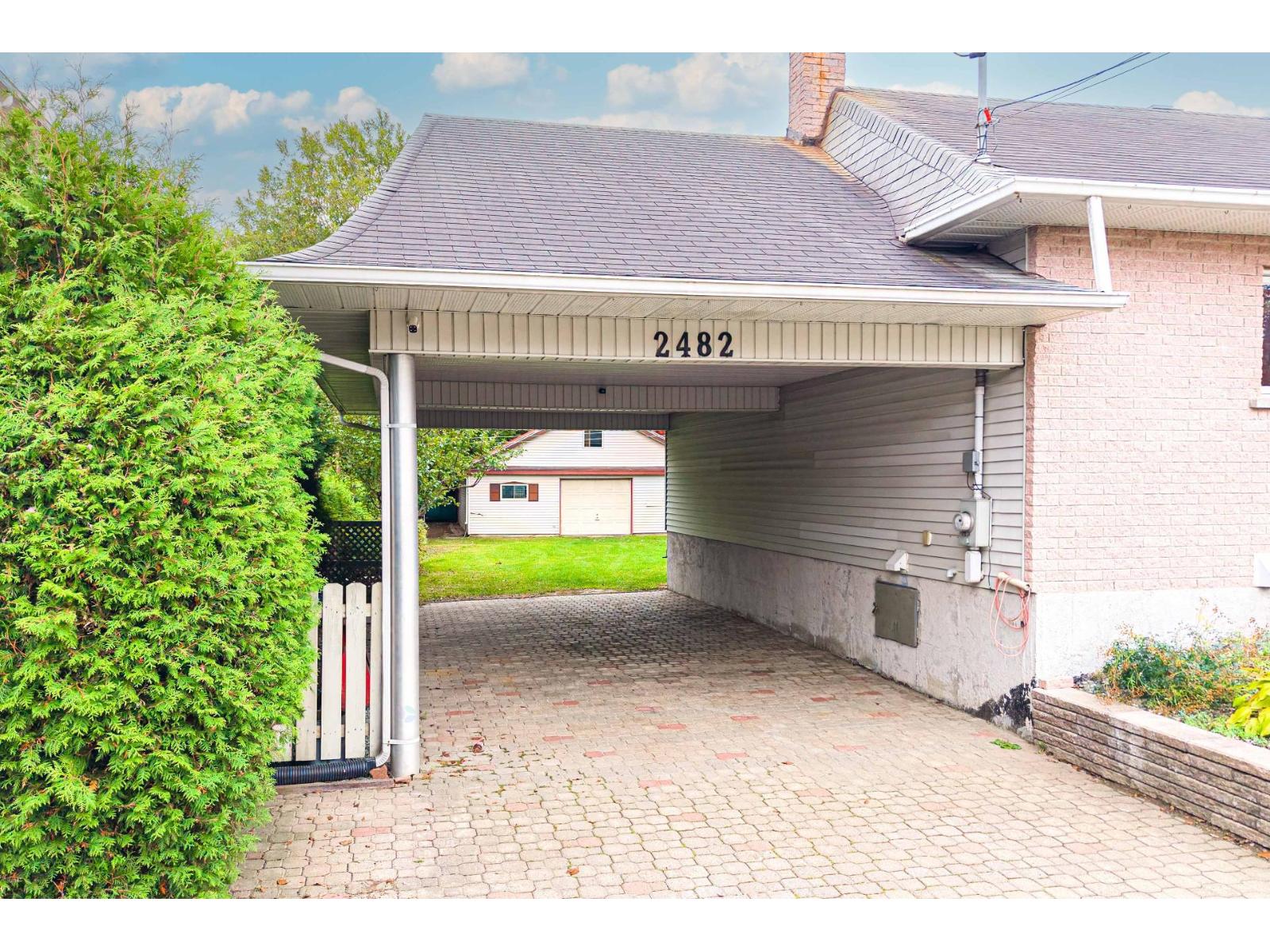 2482 Rue Hertel Property Photo 2