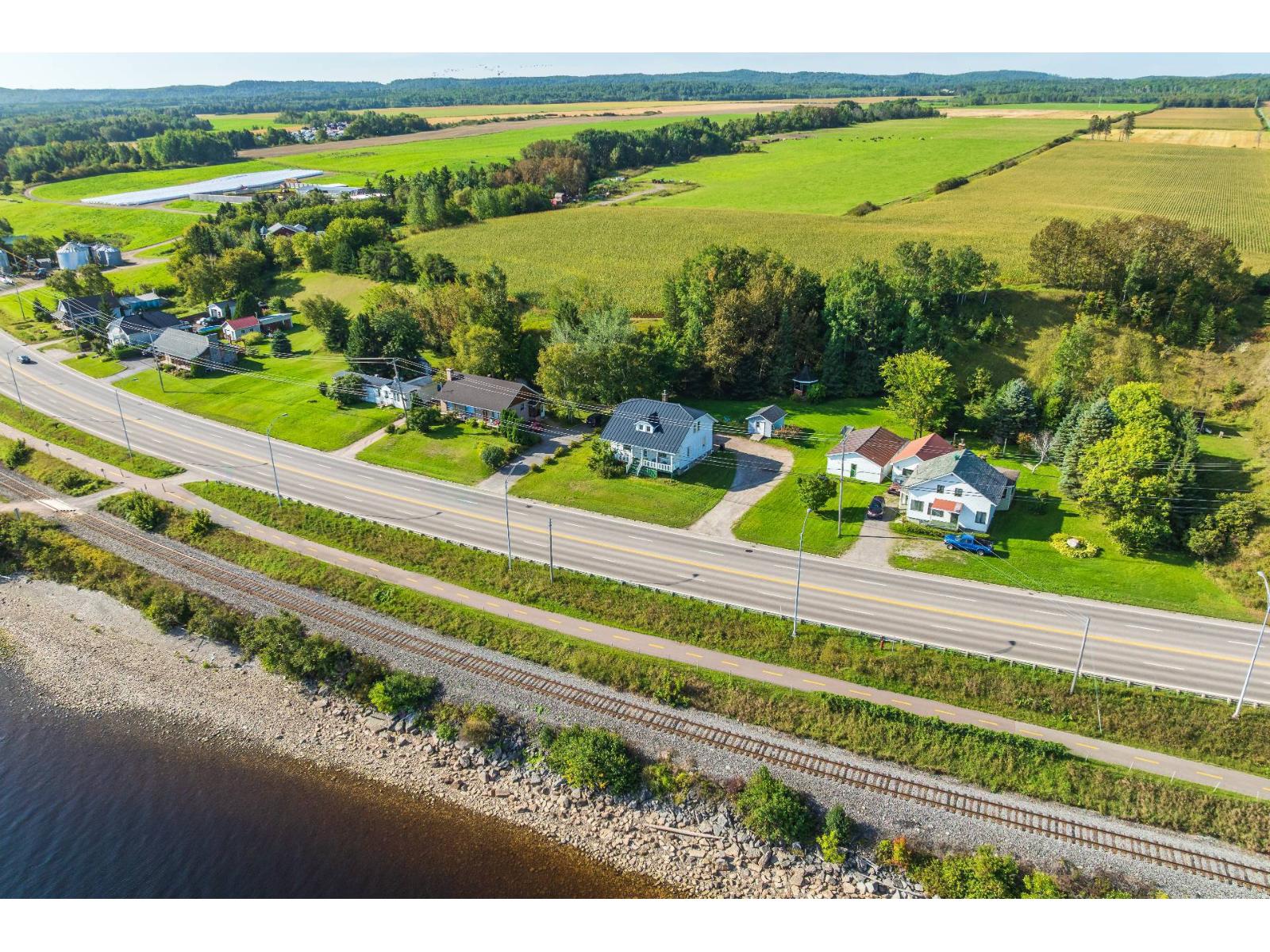 691 Boul. De L'anse Property Photo 3