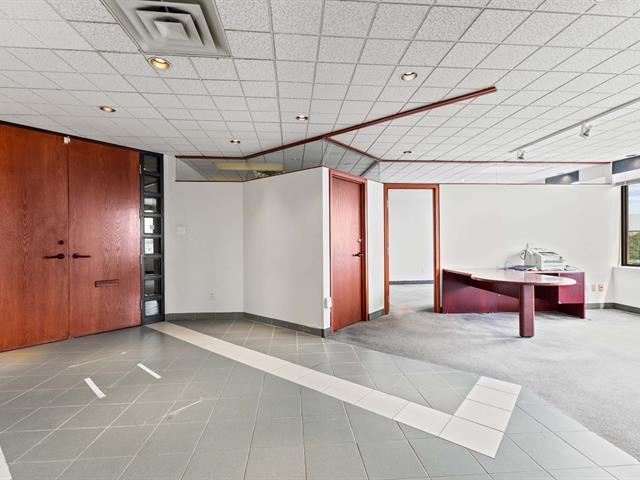 189 Boul. Hymus, #200 Property Photo 6