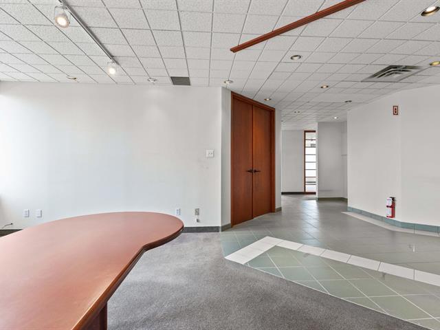 189 Boul. Hymus, #200 Property Photo 7
