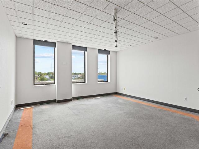 189 Boul. Hymus, #200 Property Photo 8