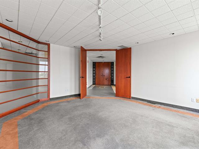 189 Boul. Hymus, #200 Property Photo 9